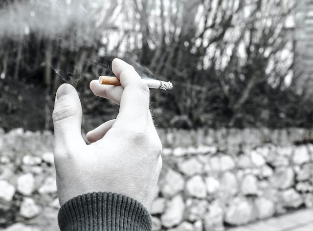Comprendre les causes du cancer du poumon : de la fumée de cigarette aux facteurs environnementaux